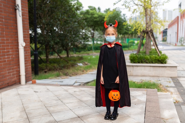 写真 邪悪な屋外の衣装を着たかわいい少女の肖像画