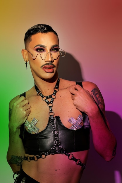 Фото Портрет трансвестита в черной кожаной сбруе