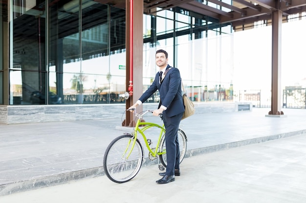 写真 都市通りに立っている自転車で環境に優しいビジネスマンの肖像画