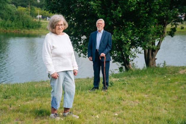 写真 年配の男性と女性の肖像画