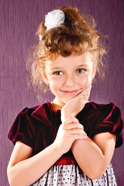 Фото Портрет модной маленькой девочки в студии