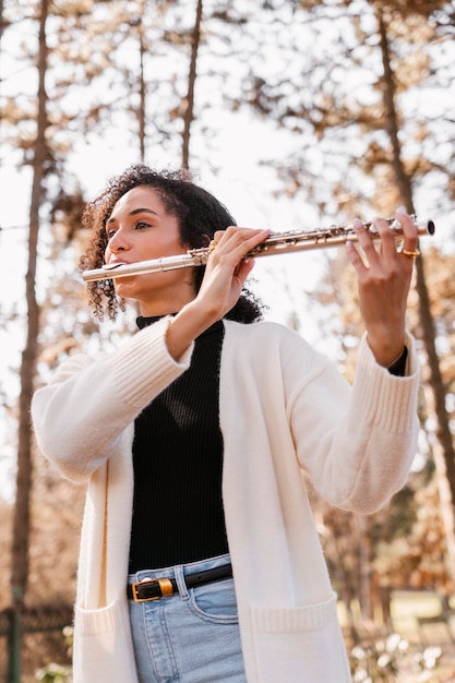 Foto portrait of female musician playing wind instrument for world music day
