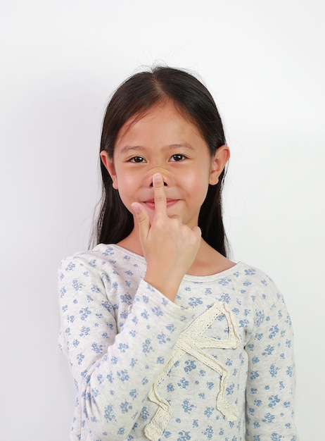 사진 표정 돼지 얼굴과 흰색 배경에 손을 가진 재미있는 아시아 여자 아이의 초상화 재미있는 장난 아이 돼지