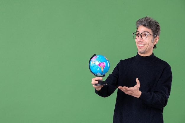 Фото Портрет гения мужчина держит земной шар зеленый фон космос воздух планета школа учитель море