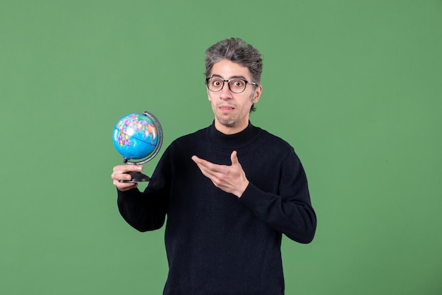 Фото Портрет гения человек держит земной шар студия выстрел зеленый фон космос планета природа