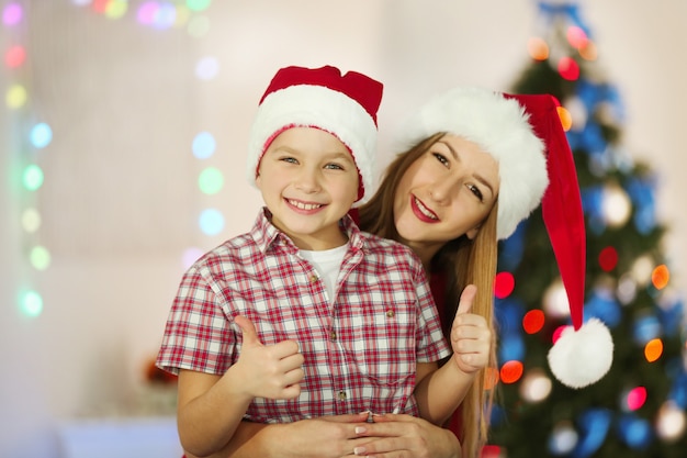 写真 飾られたクリスマスの部屋で女の子と男の子の肖像画