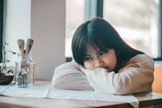 写真 テーブルに寄りかかっている女の子の肖像画