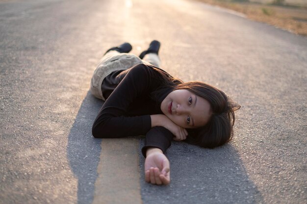 사진 길 위에 누워있는 소녀의 초상화