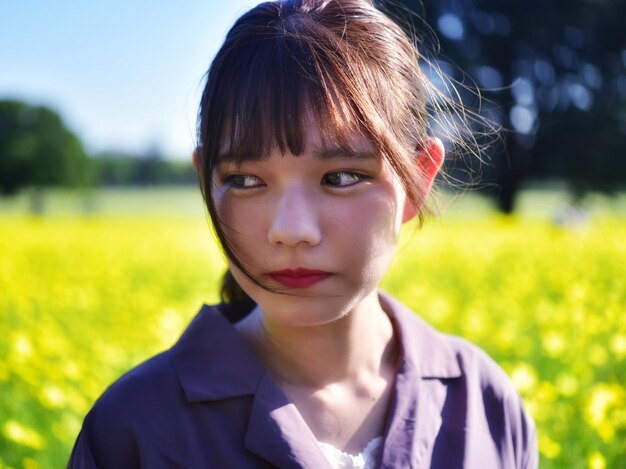 写真 フィールドの女の子の肖像画