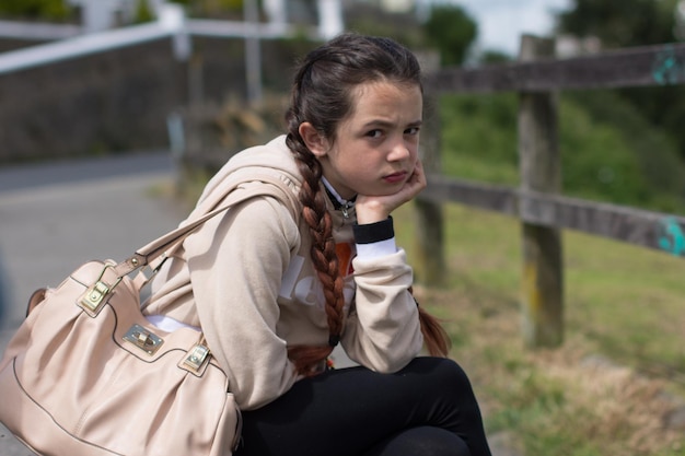 写真 外に座っている女の子の肖像画