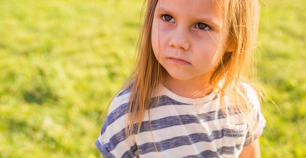 写真 フィールドに立っている女の子の肖像画