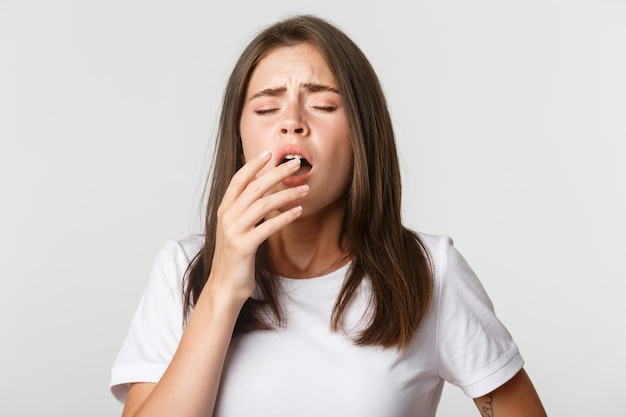 Фото Портрет девушки с аллергией, чихание, прикрыть рот рукой.