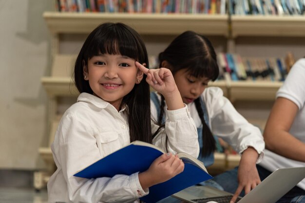 写真 本を持った友人の女の子の肖像画