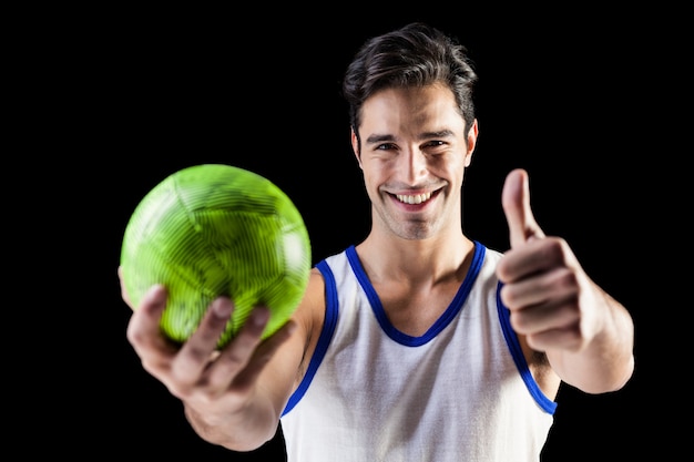 Портрет счастливого спортсмена, показывает палец вверх