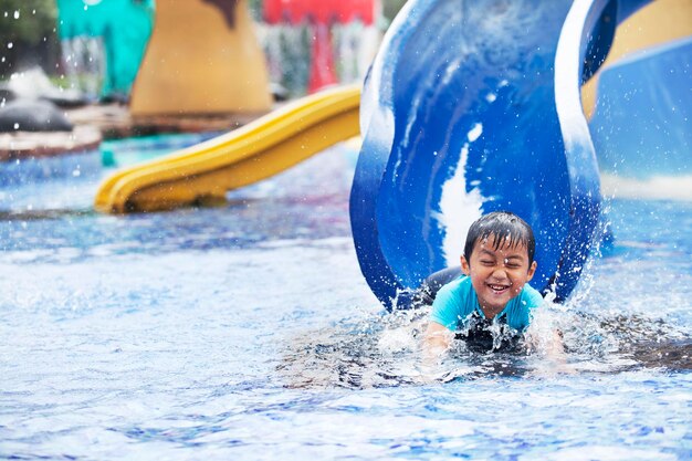 Фото Портрет счастливого мальчика, играющего в бассейне.