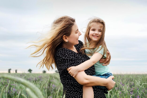 写真 空の向こうのフィールドで幸せな女の子の肖像画