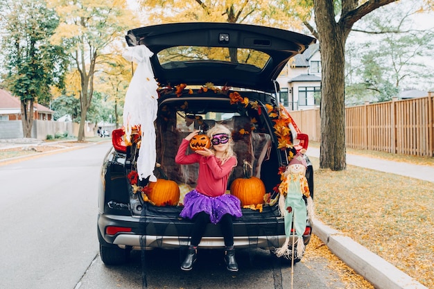 写真 路上で傘を持った幸せな女の子の肖像画