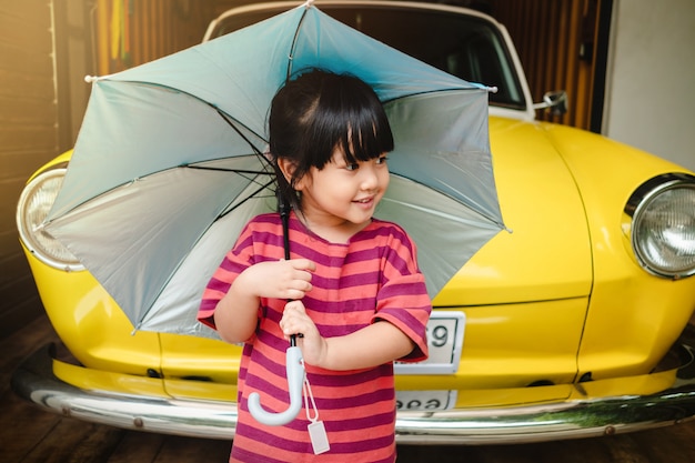사진 우산을 가진 행복 한 아이의 초상화입니다. 여름에 비 또는 햇빛 보호