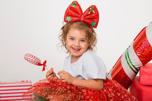 写真 クリスマスの幸せな少女の肖像画