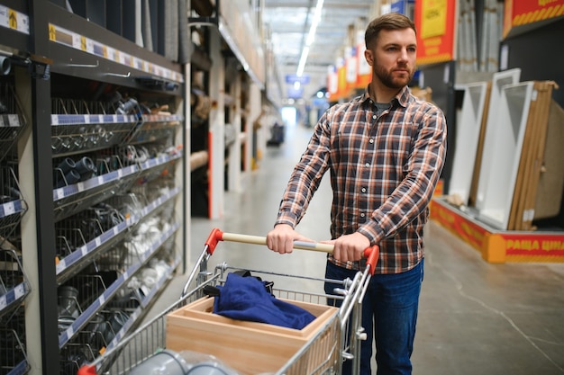 写真 ハードウェア店に立っている幸せな成熟した男の肖像画