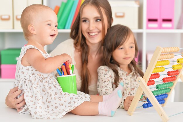 写真 家で遊ぶ幸せな母と娘の肖像画