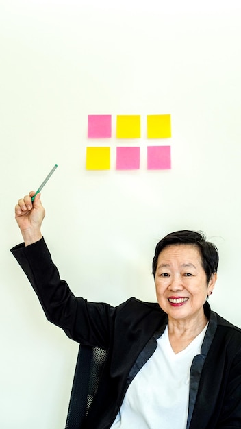 사진 화이트보드 에 있는 접착제 메모 를 가리키는 행복 한 고위 사업가 의 초상화
