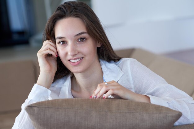 写真 自宅で幸せな若い美しい女性の肖像画