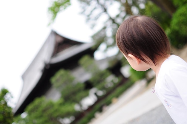 写真 日本の京都にあるニジョ城の背後にある小さな女の子の肖像画