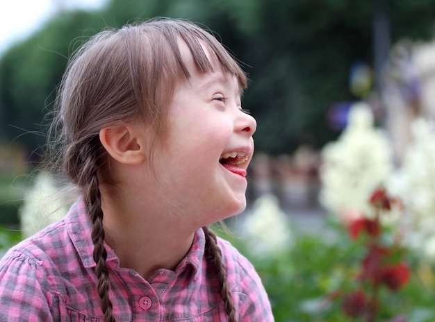 写真 外で笑っている少女の肖像画