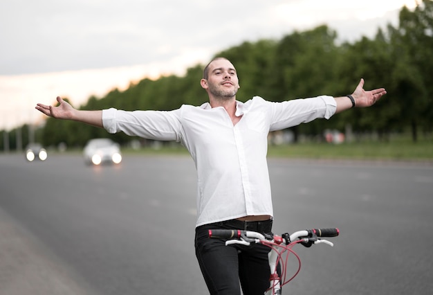 写真 路上で自転車に乗って幸せな男性の肖像画