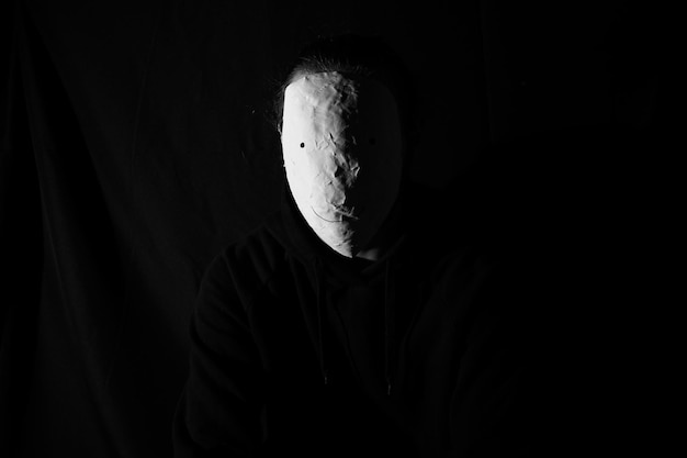 사진 검은 바탕에 마스크를 쓴 남자의 초상화