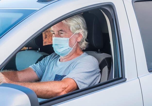 写真 車を運転している男の肖像画