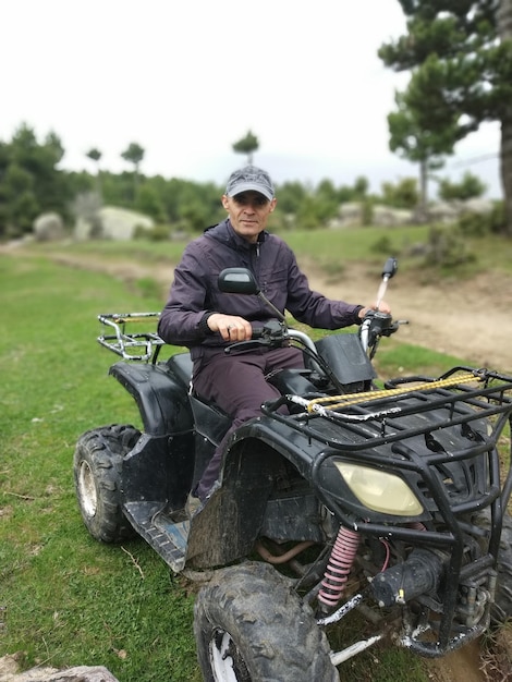 写真 クアッドバイクを運転する男の肖像画