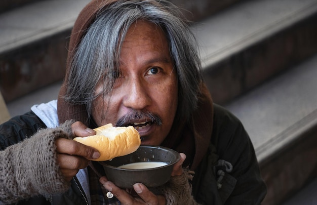 写真 食べ物を食べている男の肖像画