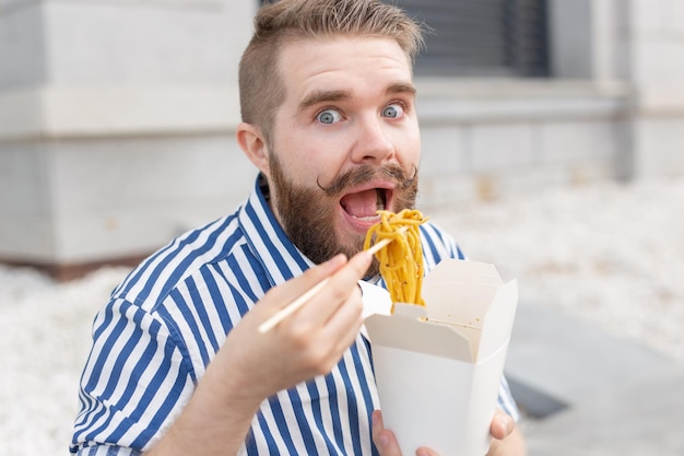 写真 食べ物を食べている男の肖像画