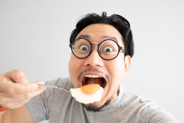 写真 白い背景にアイスクリームを食べている男の肖像画