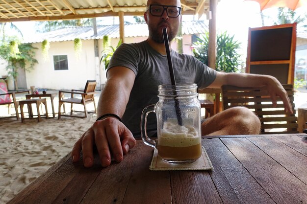 写真 カフェで飲んでいる男の肖像画