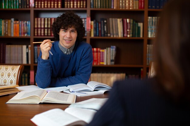 写真 図書館で筆を握っている男の肖像画