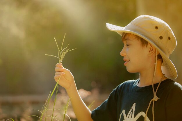 写真 人を抱く植物の肖像画