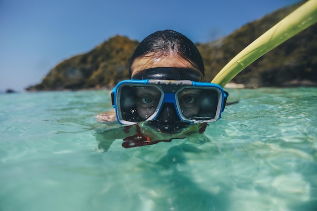 写真 湖で泳いでいる男の肖像画