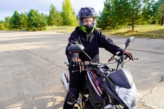 Фото Портрет человека, едущего на мотоцикле по дороге