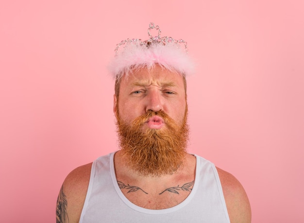 Фото Портрет человека, стоящего на розовом фоне