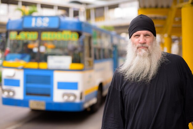 写真 バスに乗っている男の肖像画