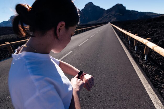 写真 道路に立っている男の肖像画