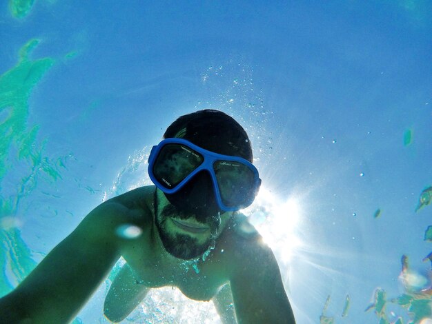 사진 바다 에서 수영 하는 남자 의 초상화