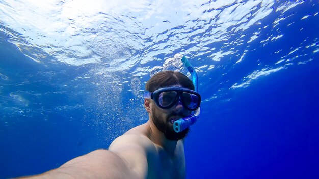 写真 海で泳ぐ男の肖像画