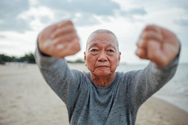 写真 腕を上げた男の肖像画