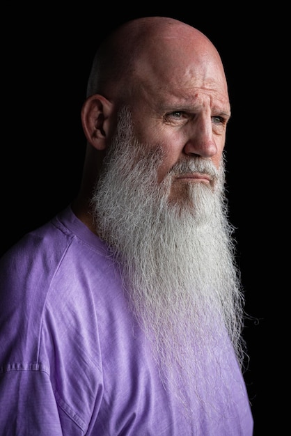 사진 보라색 tshirt 근접 촬영 샷을 입고 긴 회색 수염을 가진 남자의 초상화