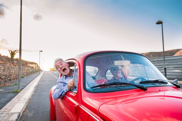 写真 空に向かって車の窓から見下ろす女性と男性の肖像画