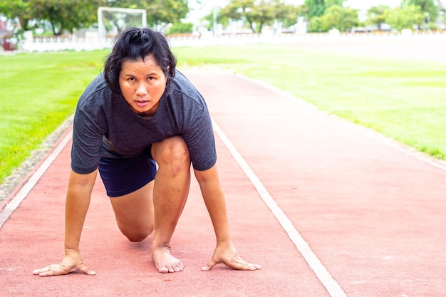 写真 スポーツ・トラックの成熟した女性の肖像画